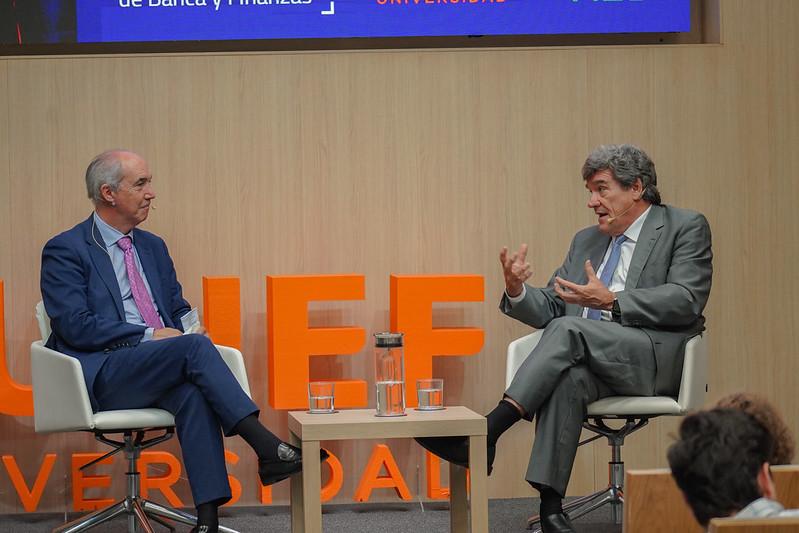 Manuel Balmaseda y José Luis Escrivá, gobernador del Banco de España, en la conferencia de este último en CUNEF Universidad