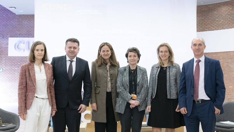 El Instituto Español de Banca y Finanzas celebra una mesa redonda sobre perspectivas para la economía y el sector bancario