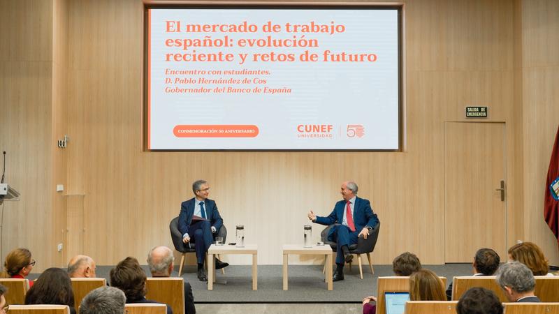 El gobernador del Banco de España mantiene un encuentro con estudiantes de grado y postgrado de CUNEF Universidad