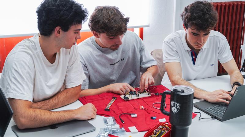 Los estudiantes del Minor in Artificial Intelligence desarrollan chalecos sensorizados