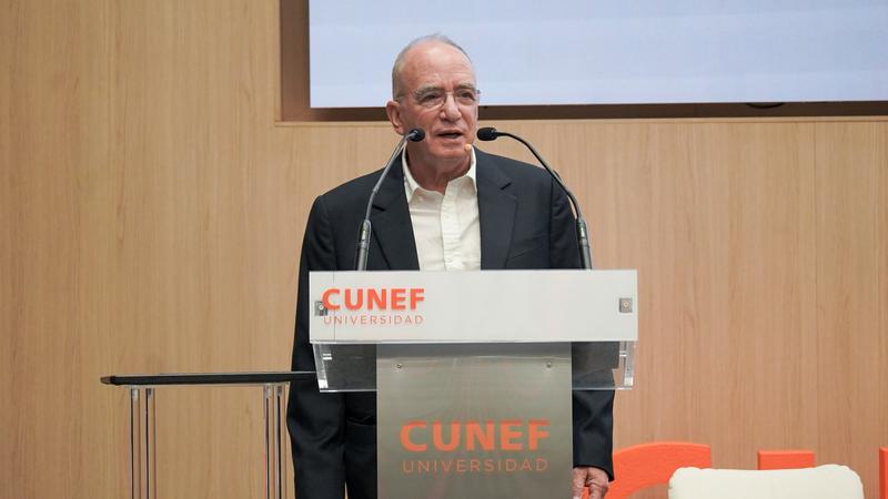 Hugo Hopenhayn, profesor de la Universidad de California, imparte una conferencia a estudiantes sobre la productividad de las naciones