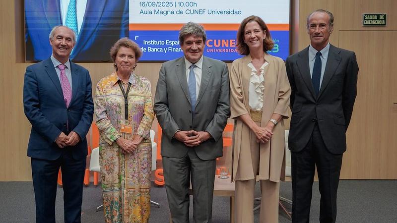 El gobernador del Banco de España aboga por reforzar las carreras STEM para recuperar el liderazgo europeo