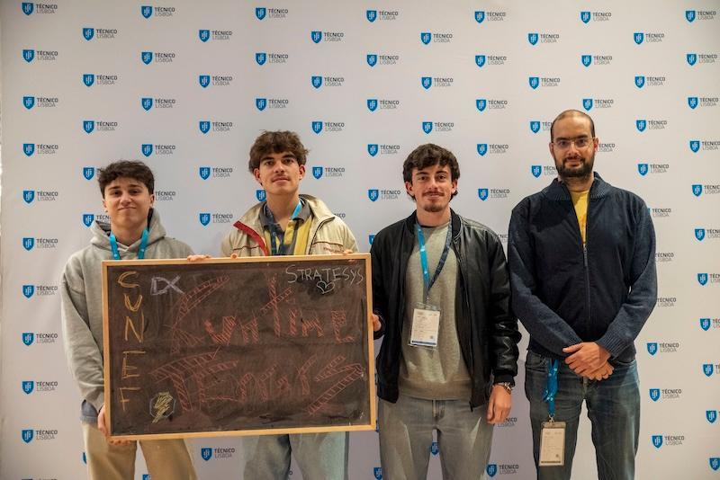 Uno de los equipos participantes en el SWERC junto a un profesor.