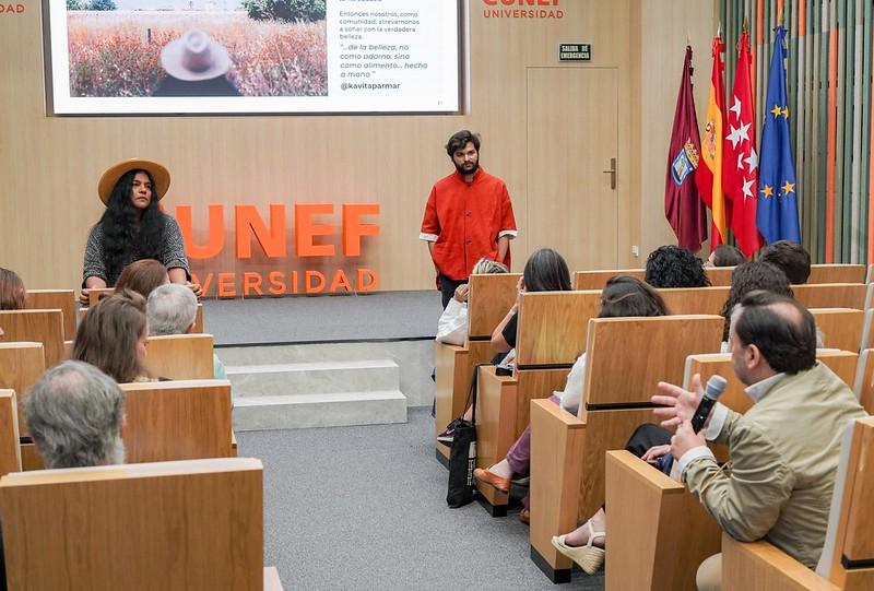 Participantes del programa de moda organizado por CUNEF Universidad y FAME en el Aula Magna escuchando a Kavita Parmar