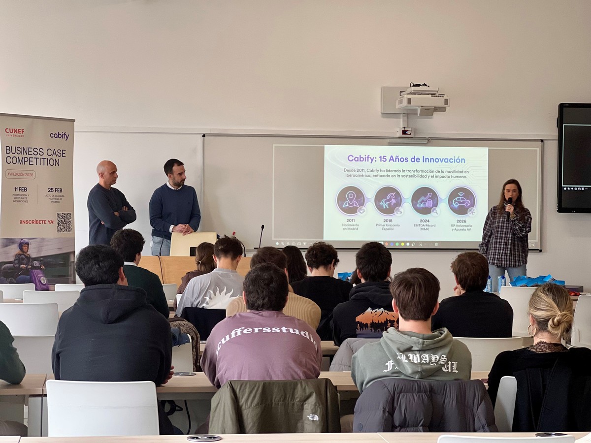 En la fotografía, de izquierda a derecha, César Lázaro, Head of Autonomous Mobility; Raúl Marín, VP Partnerships de Cabify;  y Marta Martínez, Talent Acquisition Analyst de Cabify.
