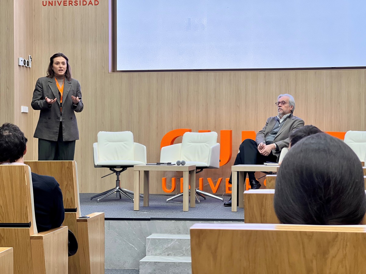 La profesora Elia Cerrato, acompañada por el director del Departamento de Derecho, Andrés Betancor, presentan el caso de LexChallenge a los estudiantes de CUNEF Universidad.