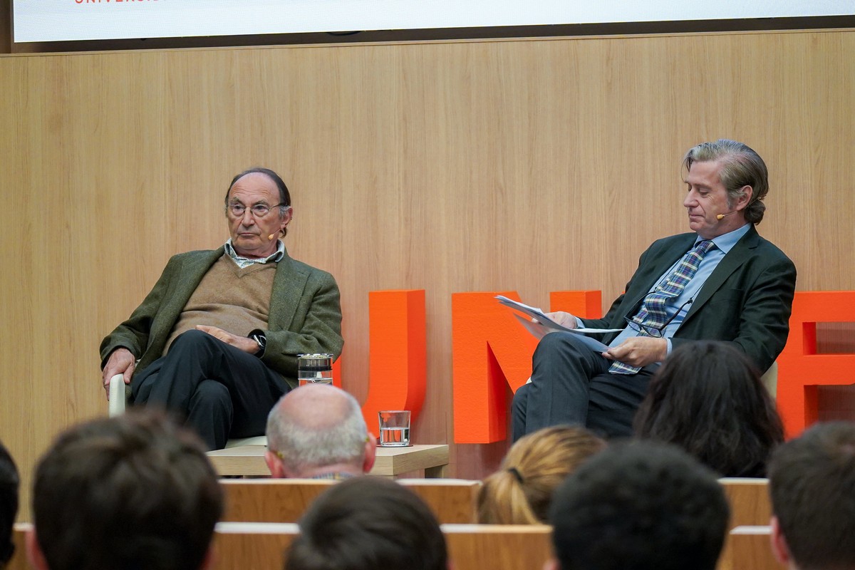 Fotografía de Emilio Lamo de Espinosa y Javier Gomá conversando en el Aula Magna de CUNEF Universidad