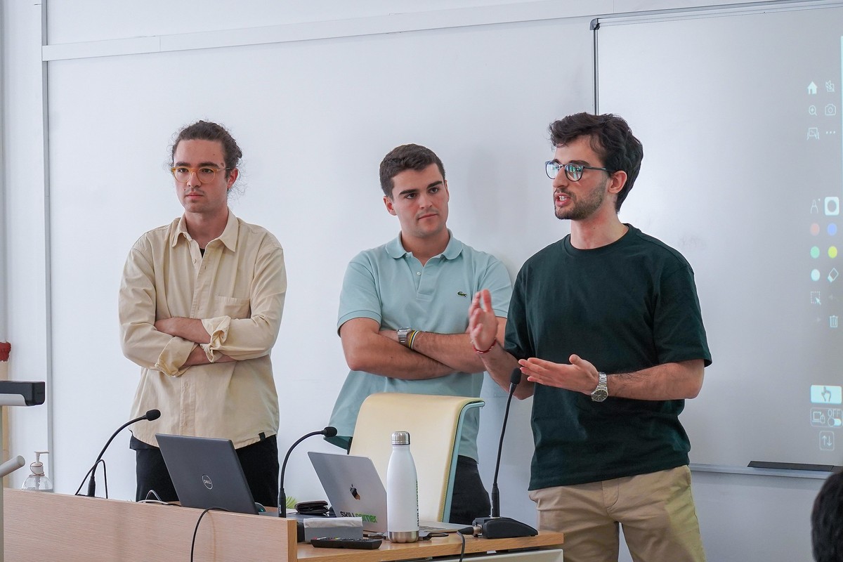 Miguel Houghton, Diego Bartoli y Guillermo Mora, de Skillcorner, durante la conferencia a estudiantes de CUNEF Universidad