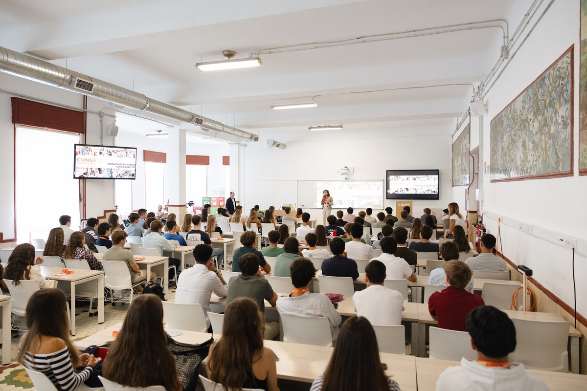 Un grupo de estudiantes de nuevo ingreso asiste al Welcome Day en el Campus Pirineos de CUNEF Universidad
