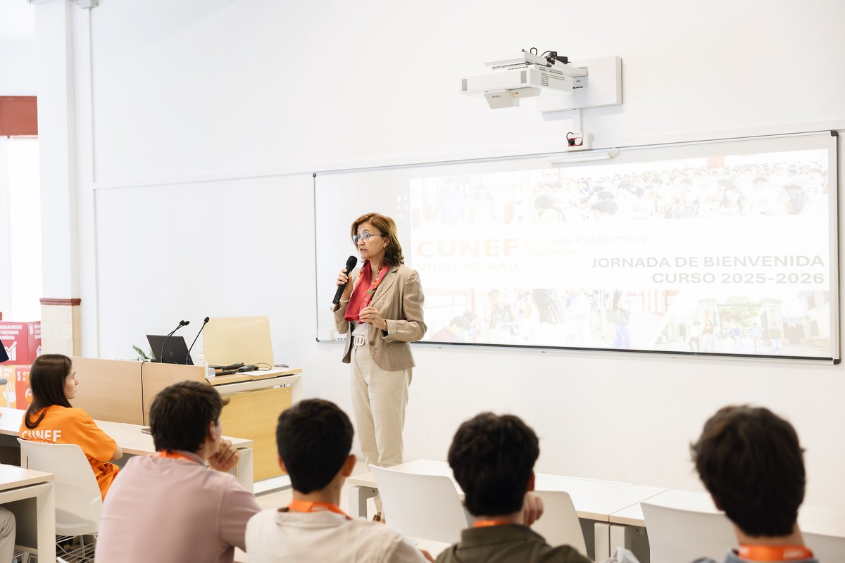 Una ponente habla frente a un grupo de estudiantes en una jornada de bienvenida del curso 2025-2026.