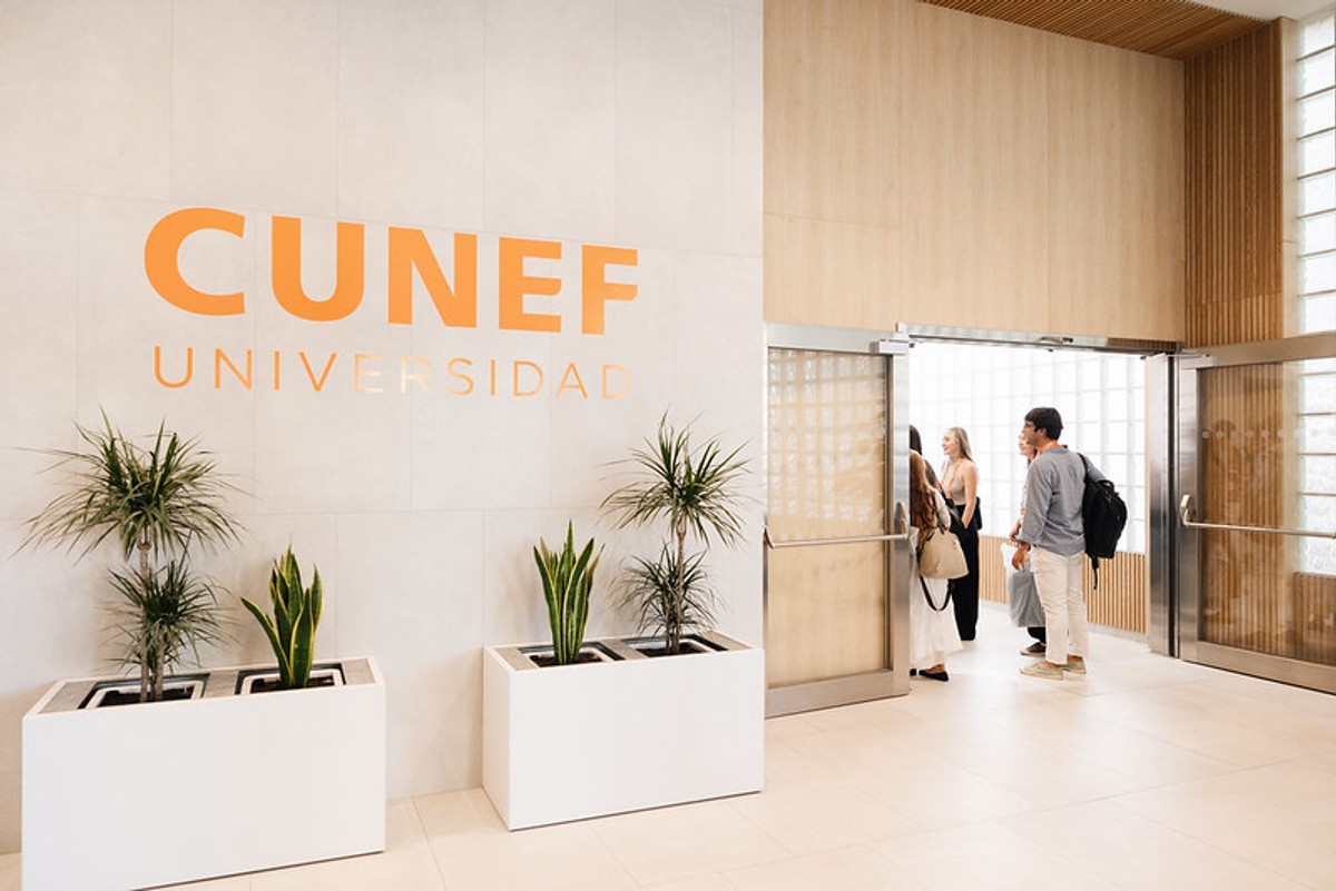 Entrada moderna de un edificio universitario con el nombre CUNEF claramente visible.