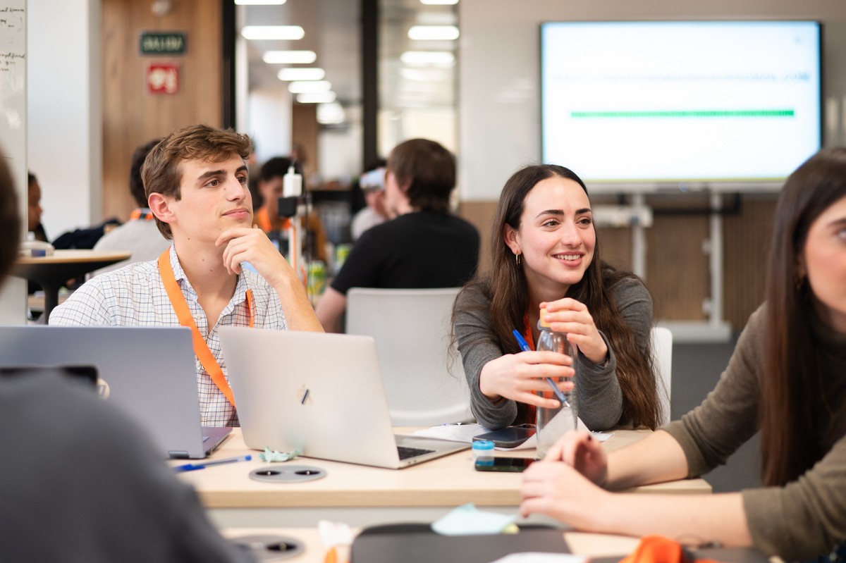 Un grupo de jóvenes trabajando juntos en un entorno colaborativo.