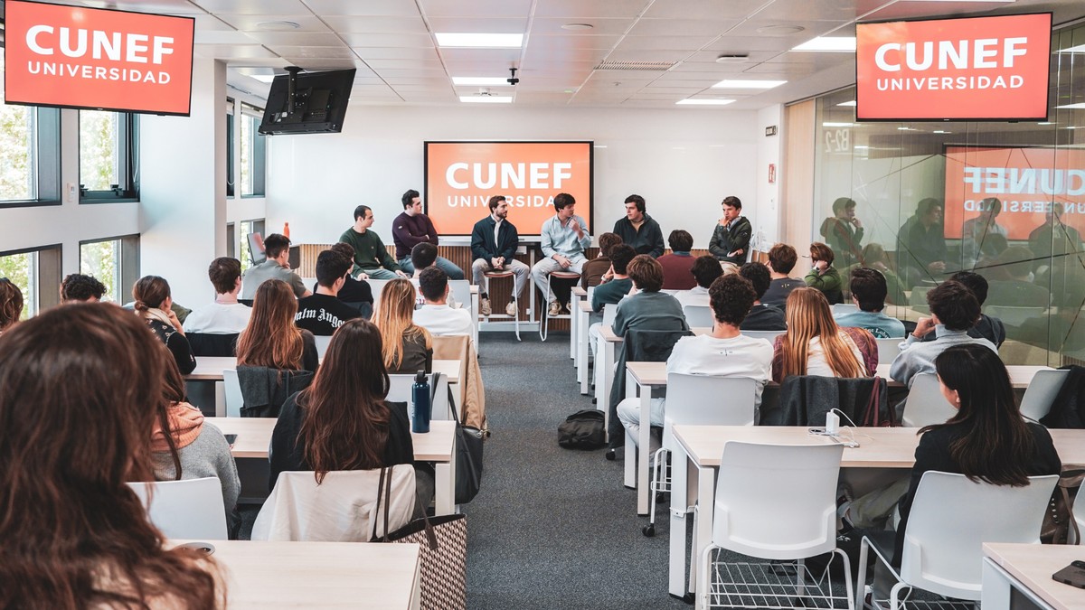 Un grupo de estudiantes durante una actividad organizada por el Club de Emprendimiento de CUNEF Universidad