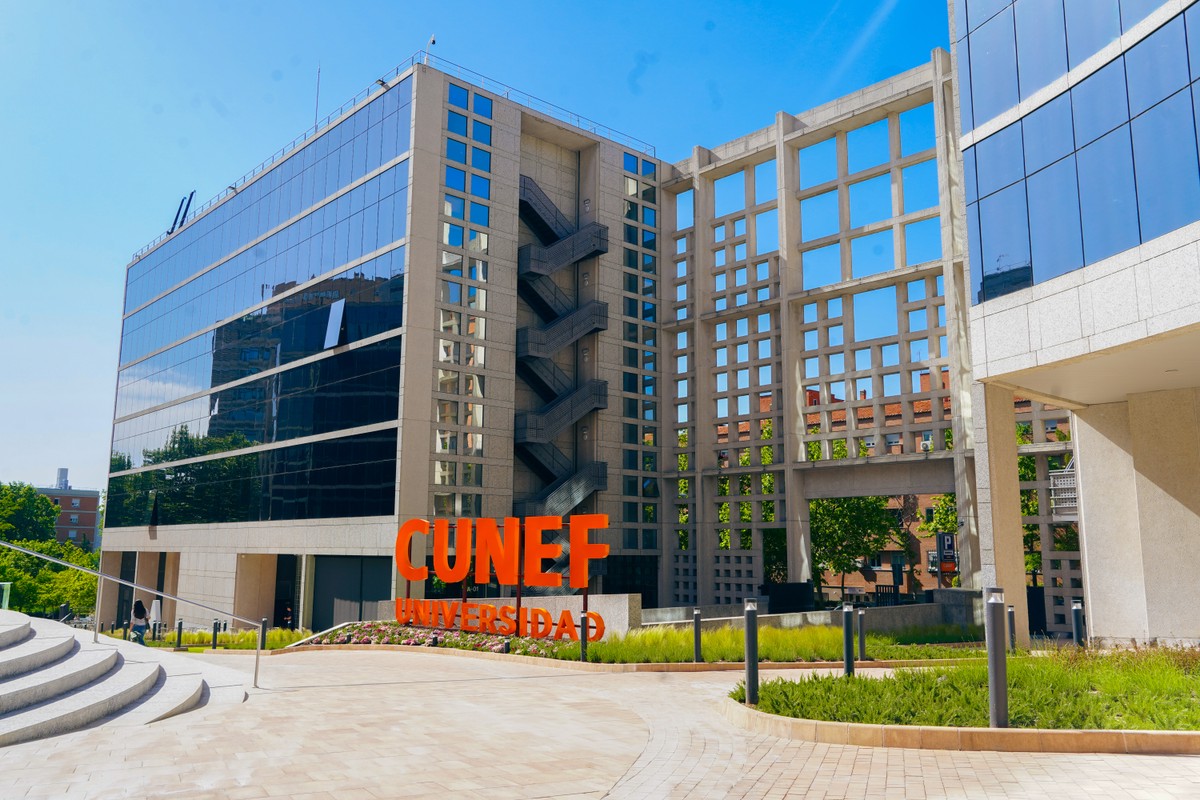Edificio sede de la universidad CUNEF, con un diseño arquitectónico distintivo y un entorno bien cuidado.