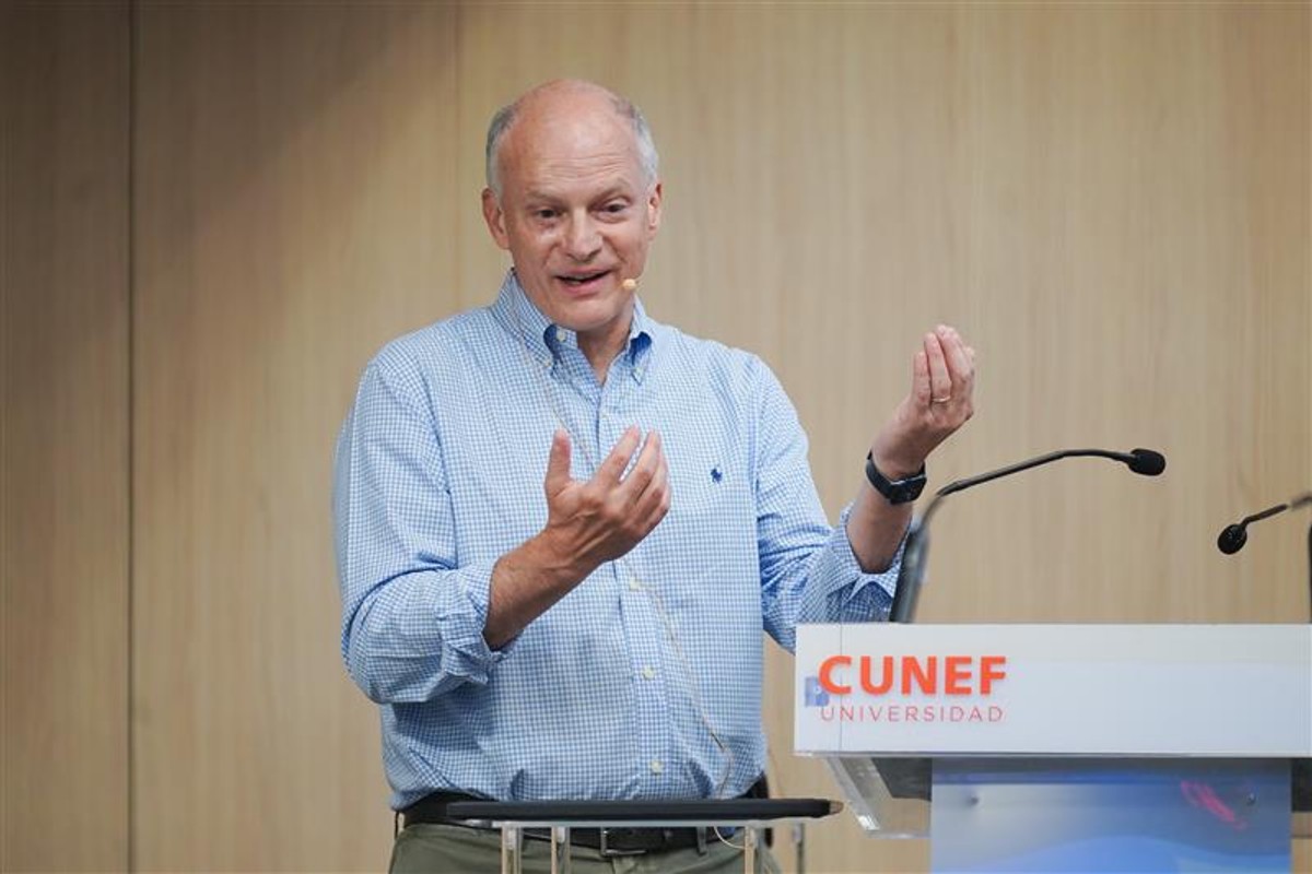 Alejandro Werner dando una clase magistral en el Aula Magna de CUNEF Universidad