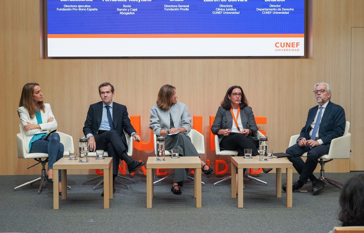 Presentación de la Clínica Jurídica de CUNEF Universidad con varios directores en el evento.