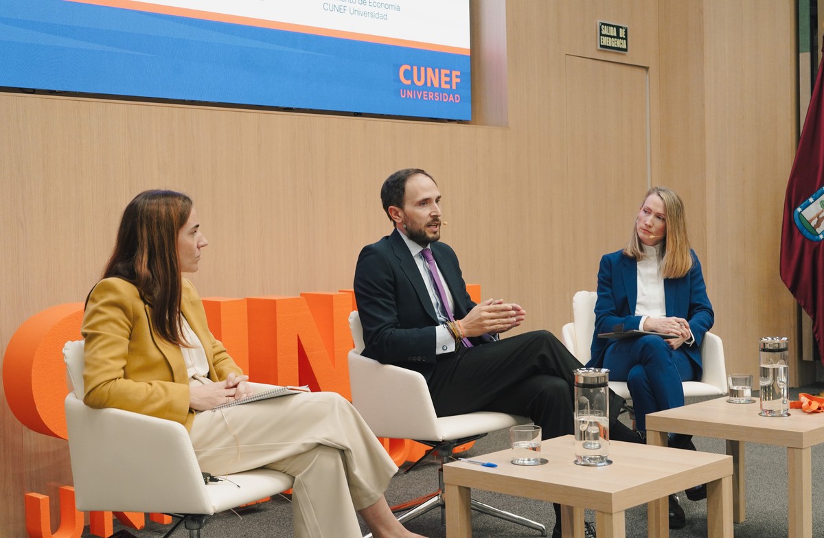Mercedes Abascal y Víctor Ausín en la actividad complementaria de grado en el Aula Magna del Campus Almansa