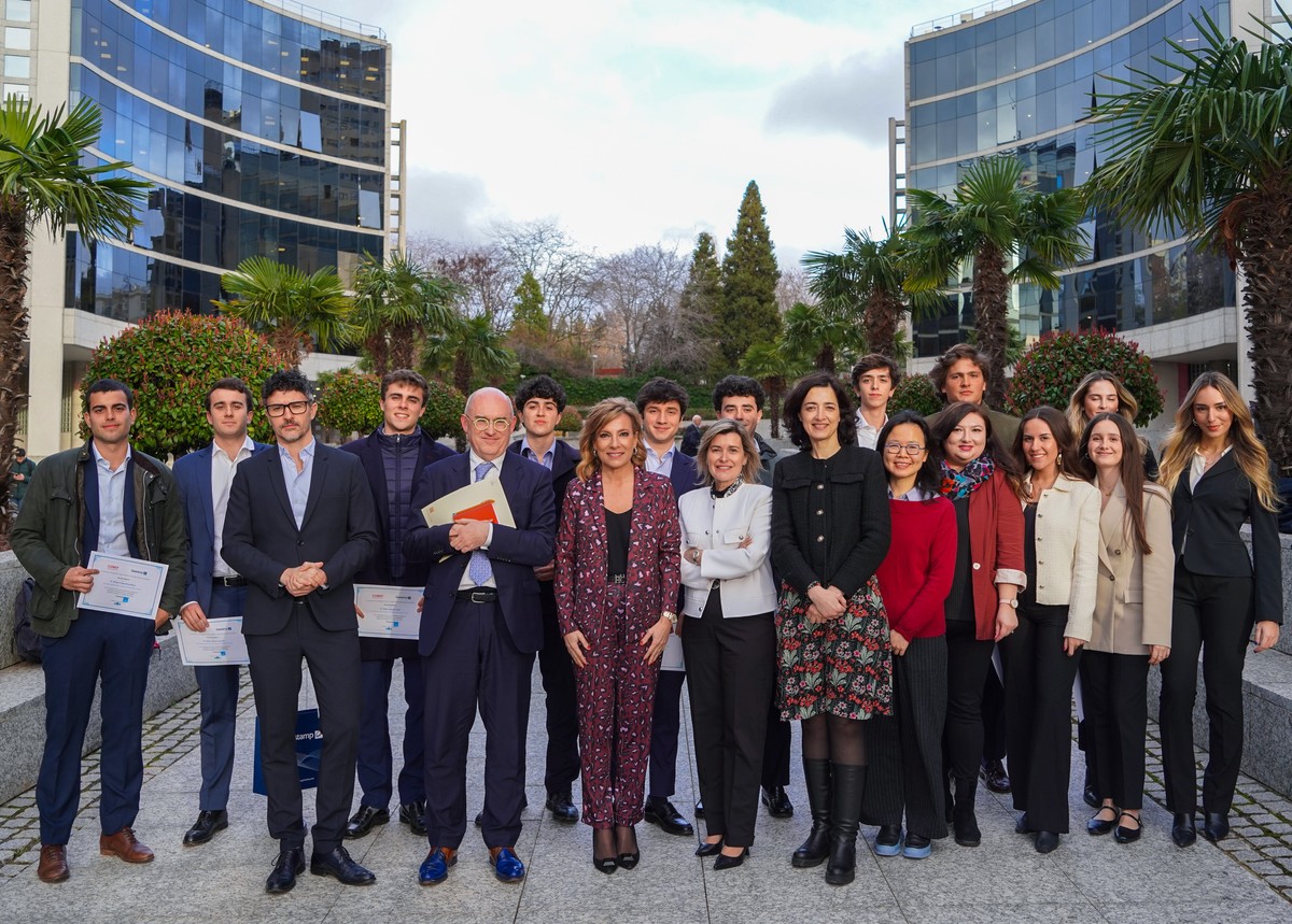 El grupo ganador y los grupos finalistas del Business Case Competition, junto al jurado de la competición académica