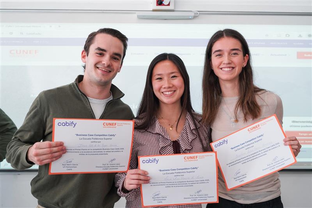 Tres estudiantes sostienen sus certificados tras participar en una competencia académica.