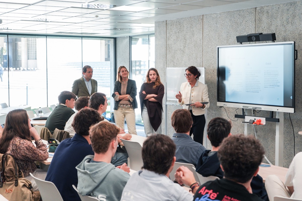 Responsables de IBM presentan la Liga OA6 4 University a los estudiantes de CUNEF Universidad