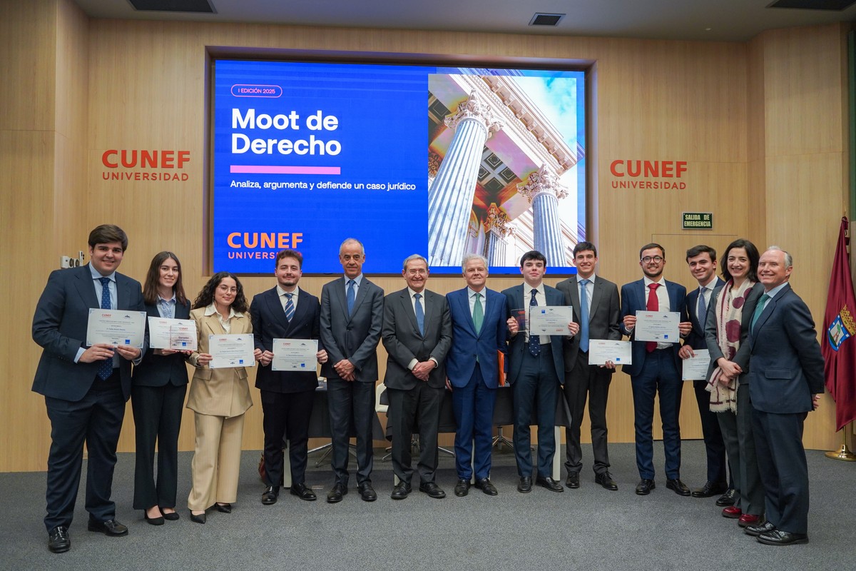 Un grupo de estudiantes y profesores posan en una ceremonia de entrega de certificados de un Moot de Derecho en la universidad CUNEF.