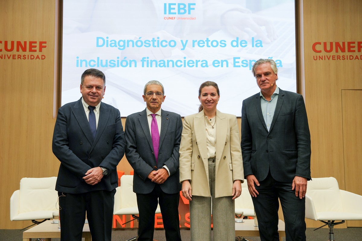 Cuatro personas posan de pie frente a un fondo con el texto 'Diagnóstico y retos de la inclusión financiera en España'.
