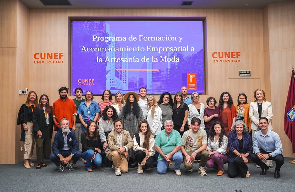 Inauguración con Kavita Parmar y los participantes del nivel 1 del Programa de Formación y Acompañamiento Empresarial a la Artesanía de la Moda de CUNEF Universidad 