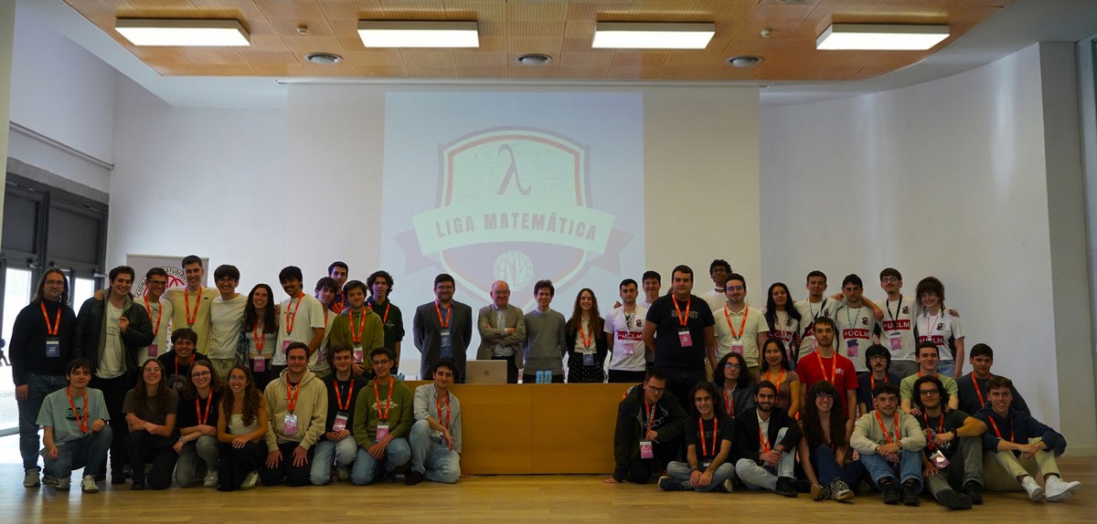 Grupo de personas posando en un evento relacionado con la liga matemática.
