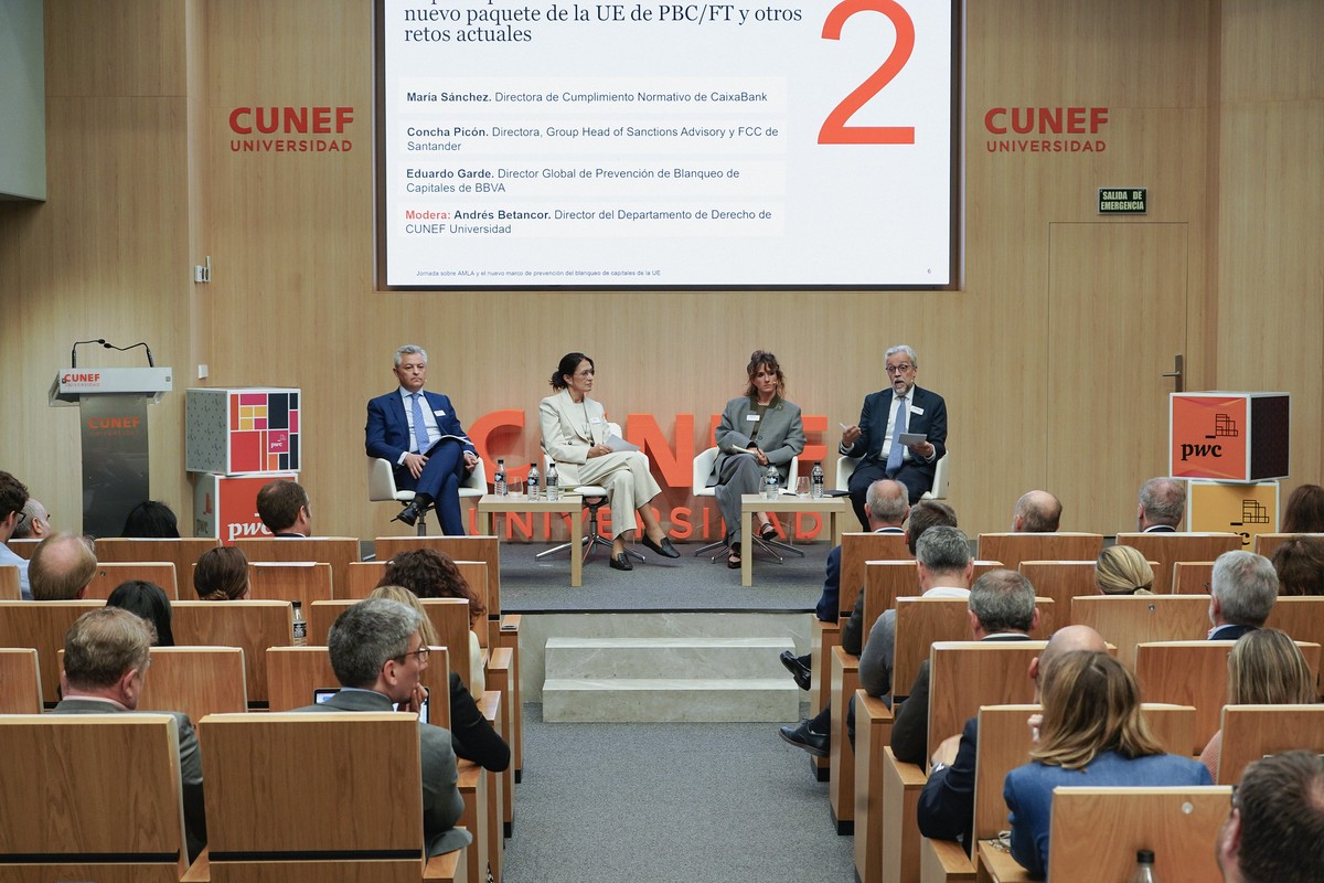 De izquierda a derecha: Eduardo Garde, director global de Prevención de Blanqueo de Capitales de BBVA; María Sánchez, directora de Cumplimiento Normativo de Caixabank; Concha Picón, directora y Group Head of Sanctions Advisory y FCC en Santander; y Andrés Betancor, director del Departamento de Derecho de CUNEF Universidad.