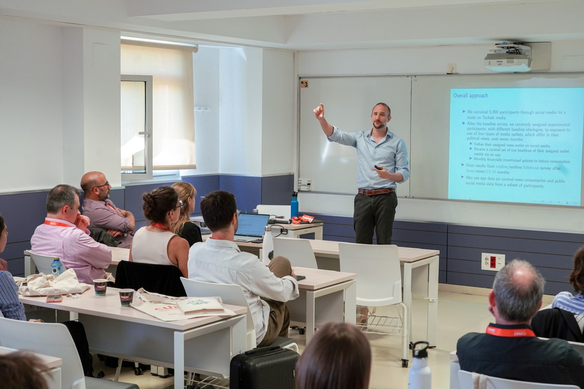 Los participantes y un ponente del MAPE en un aula del Campus Leonardo Prieto