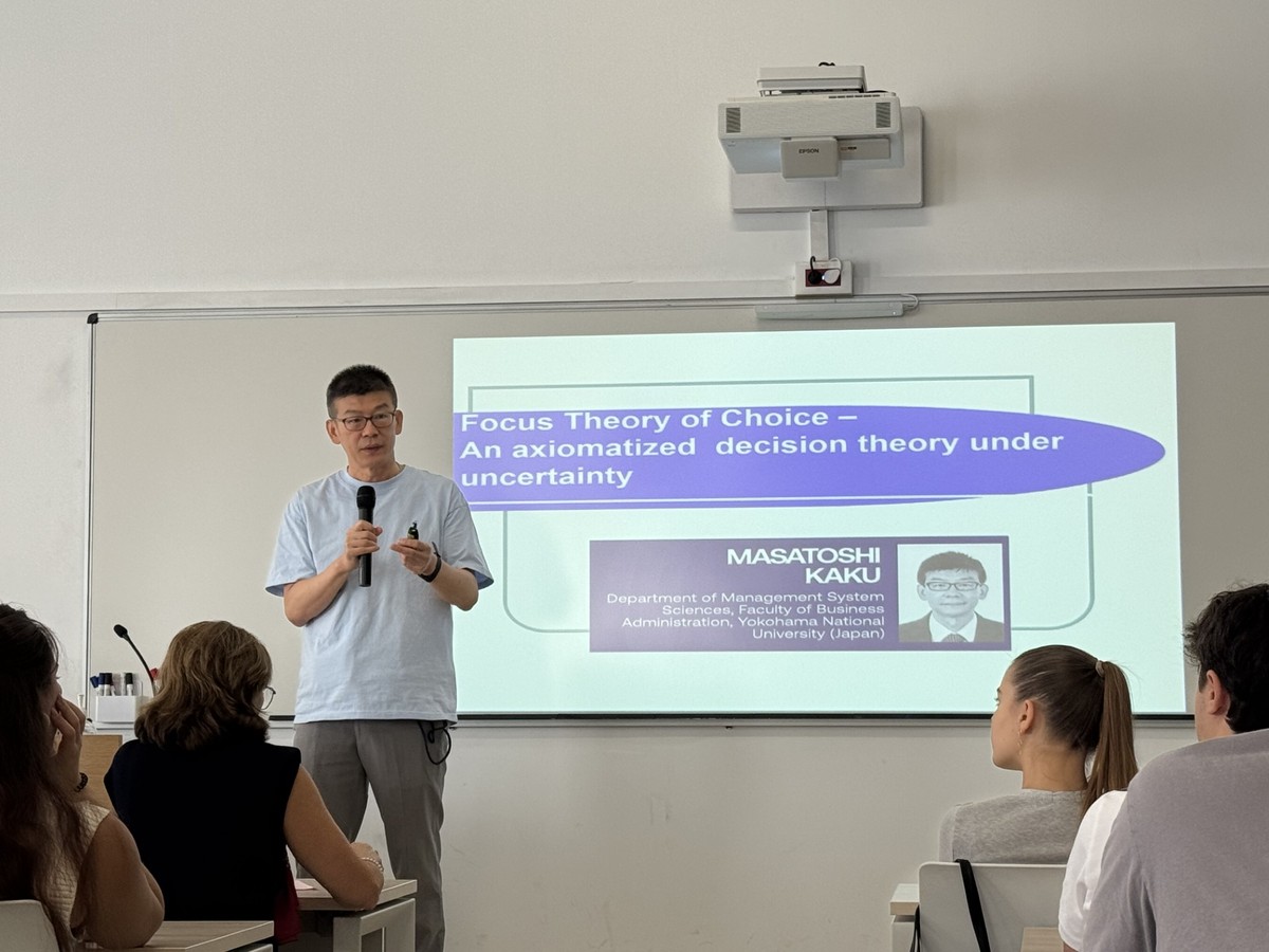 Masatoshi Kaku en su conferencia sobre "The Focus Theory of Choice"