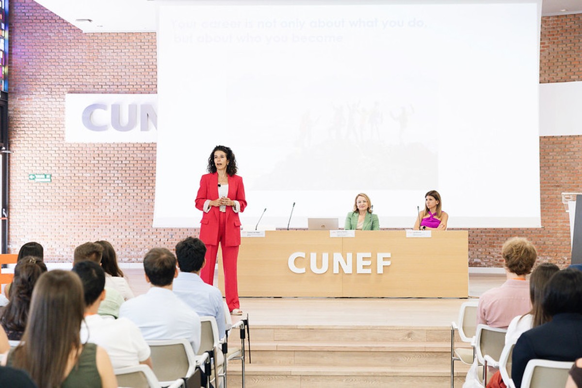 Carmen de Pablo en el escenario del auditorio de Leonardo Prieto Castro en su charla durante el Welcome Day 2025 de posgrado.