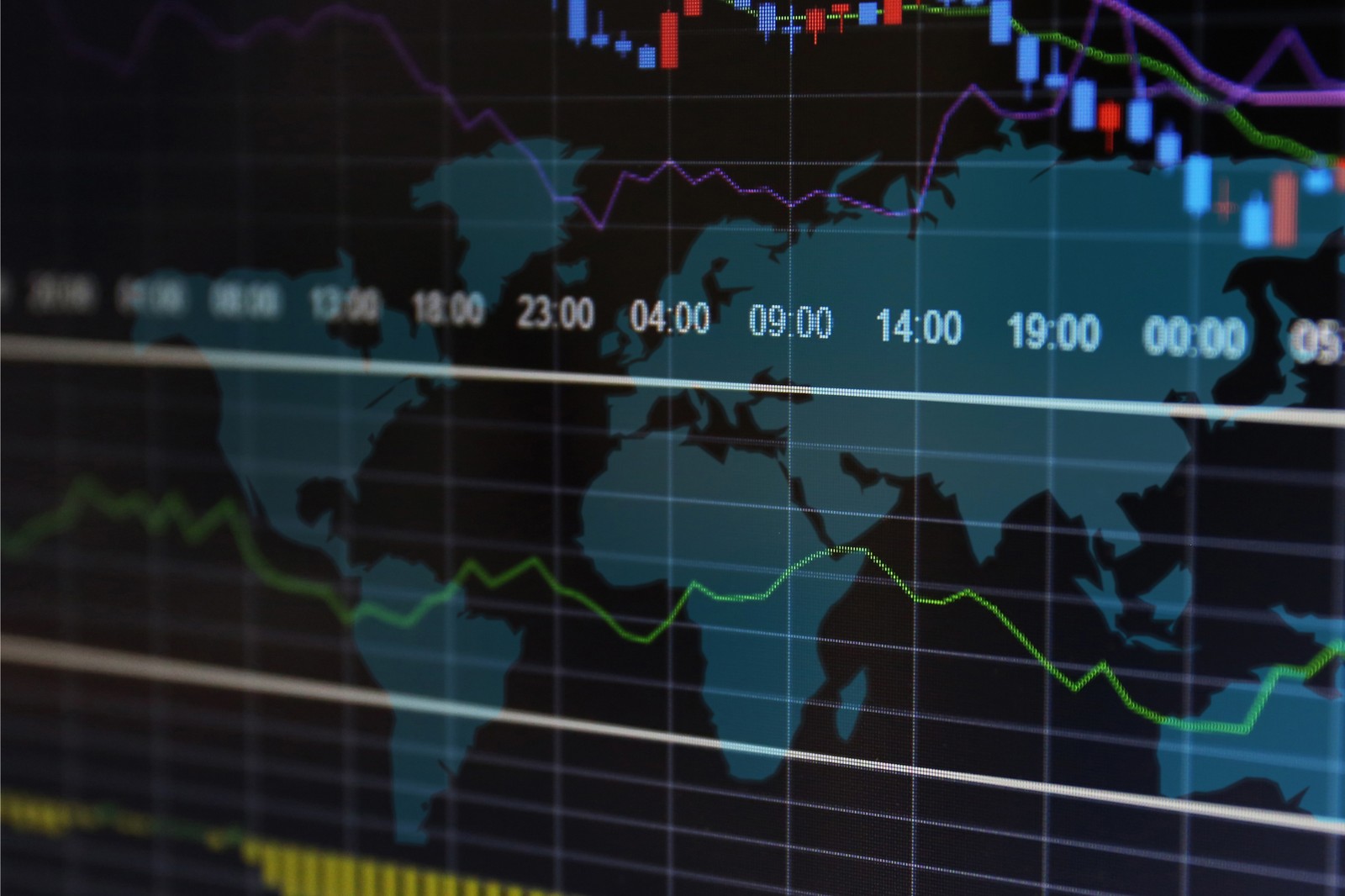 Gráficos de análisis financiero sobre un mapa mundial.
