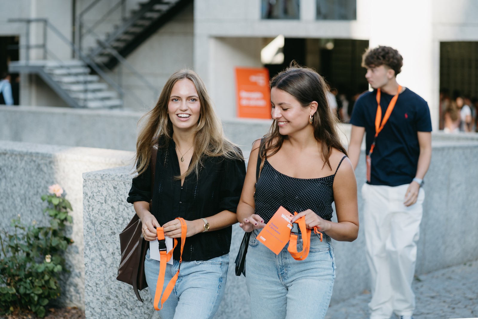Dos estudiantes caminan por el Campus Almansa de CUNEF Universidad durante un Open Day.