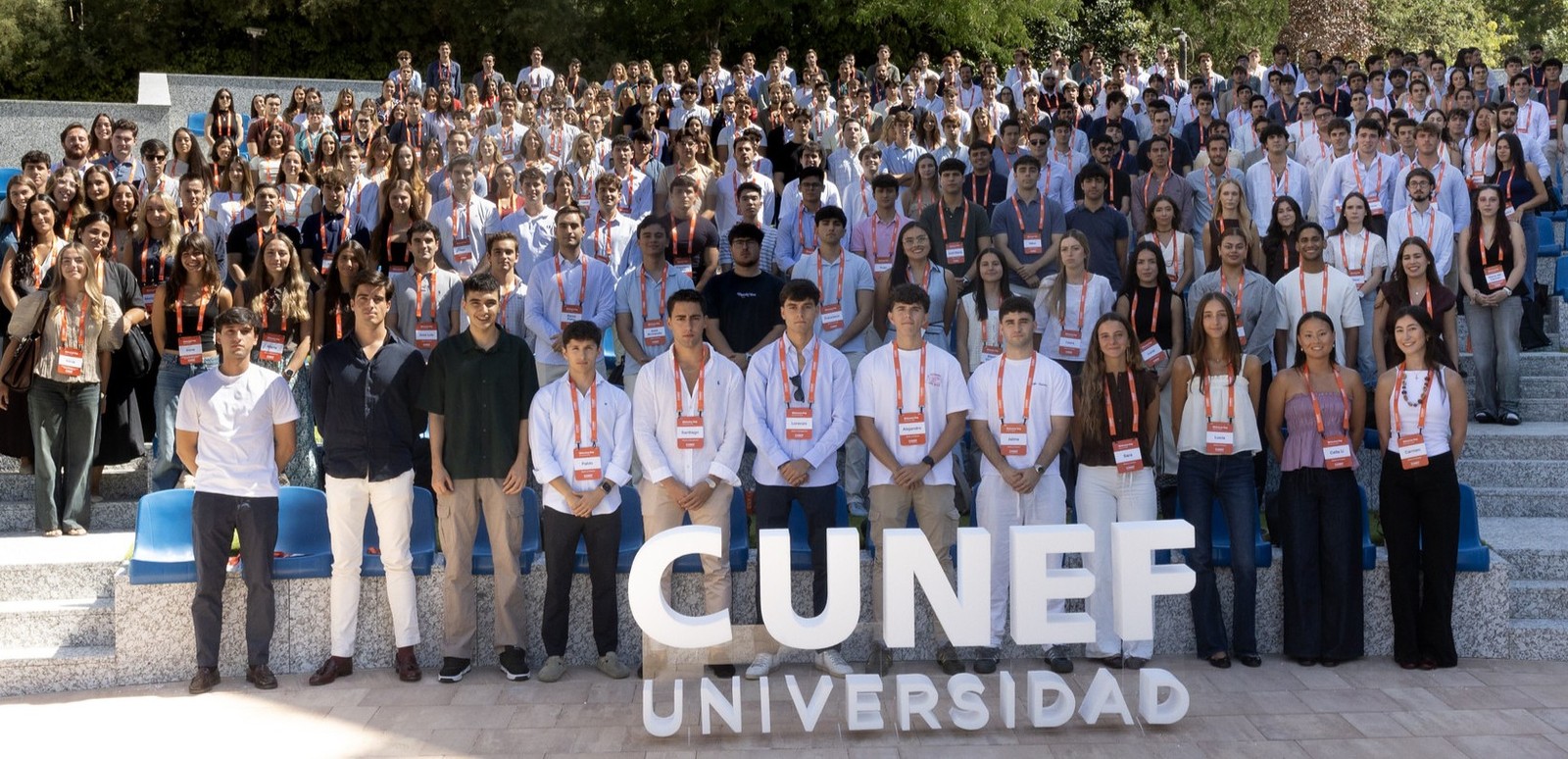 Group photo of the graduates at the end of the ceremony.