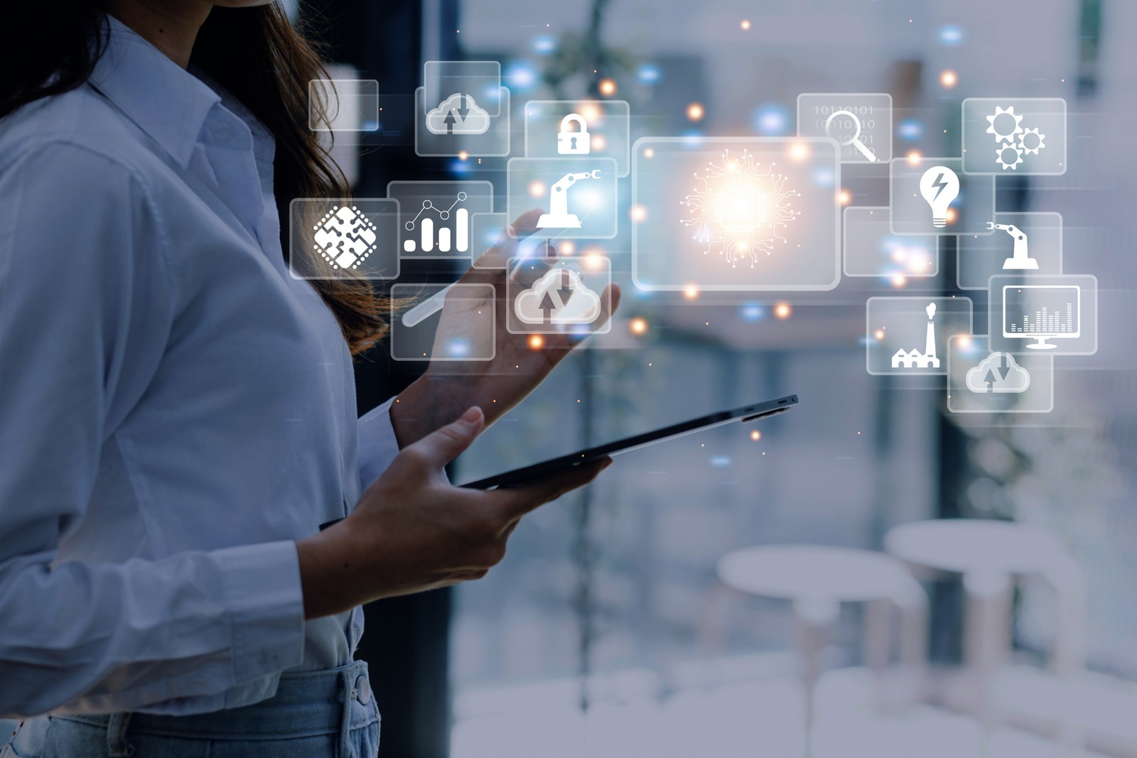 Una persona sostiene una tableta mientras interactúa con iconos digitales sobre tecnología e innovación.