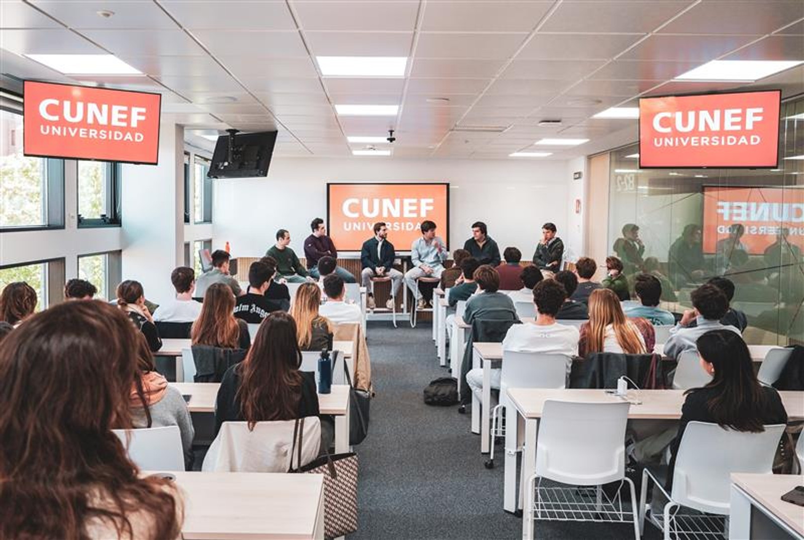 Estudiantes del Club de Emprendimiento de CUNEF Universidad durante una actividad