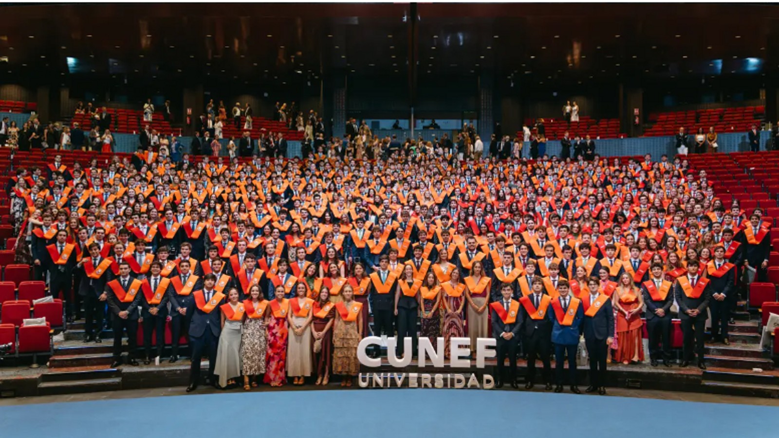 Group photo of the graduates at the end of the ceremony.