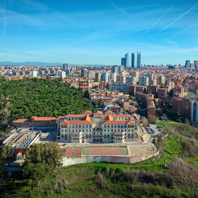 Vista panorámica de una ciudad con áreas verdes y edificios altos.