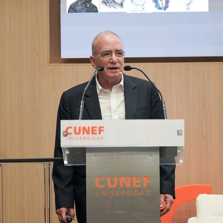 Hugo Hopenhayn durante su ponenecia