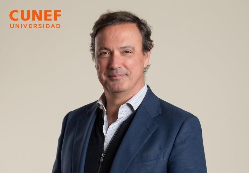 Retrato de un hombre vestido formalmente con fondo claro.